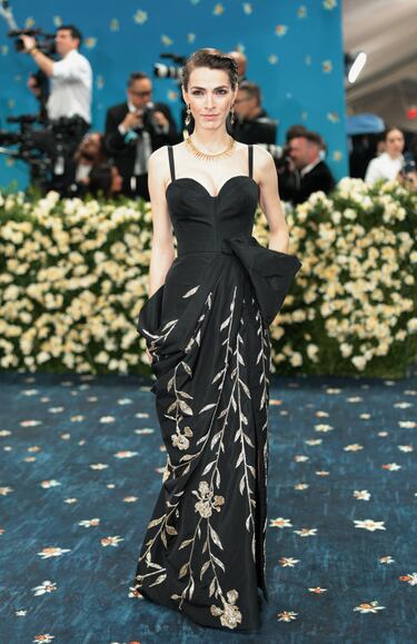 La productora de televisión y teatro estadounidense, Bee Carrozzini posa a su llegada a la MET Gala 2025.
