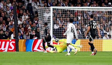 EL Arsenal golpeó primero en el Bernabéu. Filtró Mikel Merino para Saka dentro del área, definiendo de forma exquisita con una vaselina sobre Courtois. Varapalo al Real Madrid.