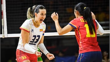 Maria Segura y la líbero Llabres celebran un punto.