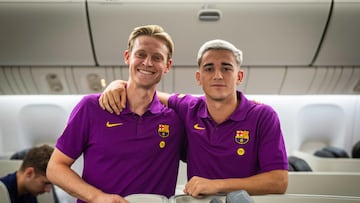 Frenkie de Jong y Gavi en el avión que los trajo a Japón