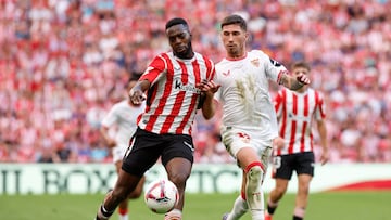 Carmona pelea con Iñaki Williams.