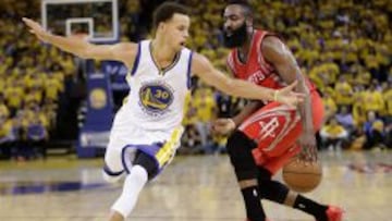 James Harden supera la defensa de Stephen Curry.