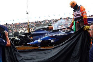 La FP3 del GP de Países Bajos de Fórmula 1 2024 se detuvo con bandera roja tras un brutal accidente de Logan Sargeant con el Williams. Logan Sargeant perdió el control de su coche en la curva 4, pisando la hierba de la parte derecha y saliendo disparado y muy rápido contra el muro.