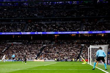 Letexier señaló pena máxima por el agarrón de Asencio a Mikel Merino. El encargado de tirarlo fue Saka y una mano espectacular de Courtois evitó el 0-1.