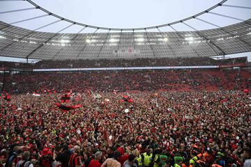 Los aficionados del Bayer Leverkusen invadieron en masa el césped del BayArena tas finalizar el encuentro y celebrar el primer título en la Bundesliga de su equipo.