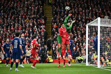 El portero italiano del Paris Saint-Germain, Gianluigi Donnarumma, disputa el balón con el delantero georgiano del Paris Saint-Germain, Khvicha Kvaratskhelia.