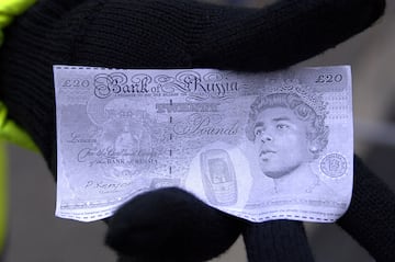 Cole fue canterano y figura del Arsenal, pero infeliz por su salario en el conjunto ‘Gunner’ se marchó en 2006 al Chelsea, tras un lío contractual y un polémico tap-up (contacto ilegal). En su regreso al Emirates, le lanzaron billetes con su cara y le dedicaron carteles en los cuales ponían ‘Cashley Cole’ y ‘You are a greedy bastard’.
