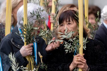 Dos mujeres durante la bendición de ramos, en la Catedral de la Almudena, el Domingo de Ramos en Madrid. 