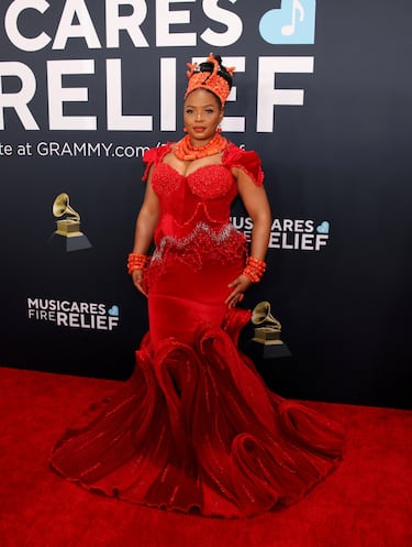 Yemi Alade posa en la alfombra roja de los Grammys 2025 en ell Crypto.com Arena situado en la ciudad de Los Ángeles, en California.