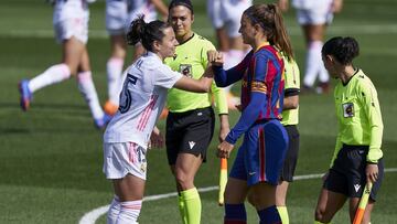 Las 2 capitanas se saludan antes de un partido entre Real Madrid y Barcelona