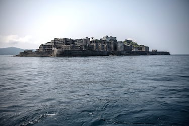 También conocida como Gunkanjima o "Isla Acorazado", es una isla abandonada de Japón famosa por su pasado minero. Fue un centro de extracción de carbón desde finales del siglo XIX hasta 1974, albergando una de las mayores densidades de población del mundo. Hoy es un símbolo del auge industrial japonés y del abandono urbano.