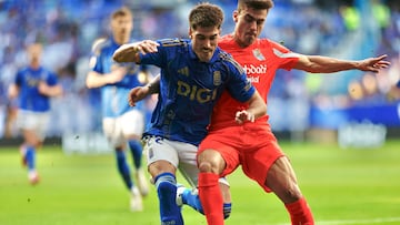 OVIEDO, 30/08/2025.- El defensa del Oviedo Nacho Vidal (i) lucha con Ander Barrenetxea, de la Real Sociedad, en el partido de LaLiga entre el Real Oviedo y la Real Sociedad, este sábado en el estadio Carlos Tartiere. EFE/Paco Paredes