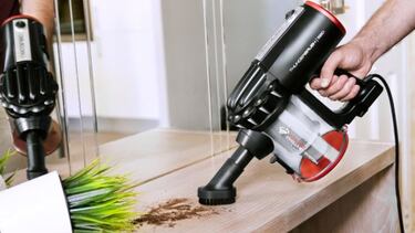Ahorra 35 euros en este aspirador escoba vertical con sistema ciclónico y giro de 360º
