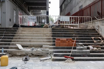 El temporada 25/26 el conjunto madrileño jugará en la Conference League. Por ello, una delegación de la UEFA ha inspeccionado el estadio de Vallecas. Los han revisado la grada, carpeta en mano, acompañados por diferentes empleados del club rayista. Según la norma, el campo debe pertenecer a la categoría 4 y el mayor inconveniente para conseguirlo son las las dimensiones del terreno de juego.