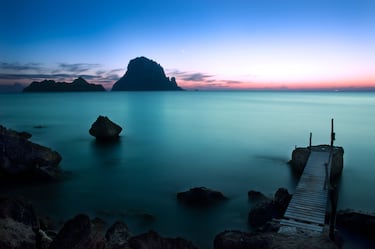Tiene tan solo 150 metros de largo, pero es uno de los lugares más visitados de Ibiza. En esta playa abundan las zonas rocosas y es un reclamo turístico para los surfistas y buzos. De frente nos topamos con el islote de Es Vedrà y el de Vedranell, una imagen espectacular.