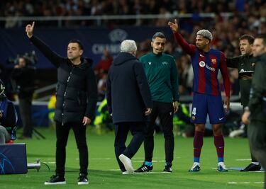 El defensa central del Barcelona protesta al cuarto árbitro tras recibir cartulina roja.