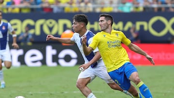 CÁDIZ, 09/10/2022.- El centrocampista del RCD Espanyol (i), Nico M. R. lucha por el balón con el defensa del Cádiz CF, Zaldua durante el partido de Liga que enfrenta al Cádiz CF y el RCD Espanyol en el Estadio Nuevo Mirandilla. EFE/Román Ríos
