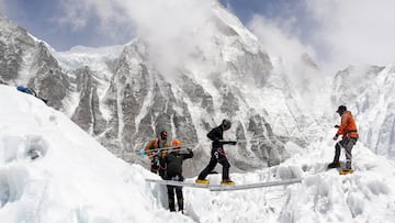 FILE PHOTO: Mountaineers practice walking on a ladder during a training session at Everest base camp, Nepal April 15, 2025. REUTERS/Purnima Shrestha/File Photo