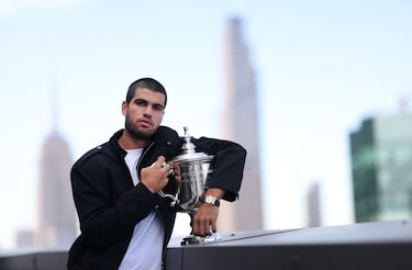El campeón del US Open 2025, Carlos Alcaraz, en el techo del Lotte New York Palace Hotel con el trofeo individual masculino luego de su victoria sobre Jannik Sinner.