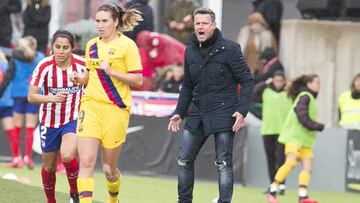 Dani González, entrenador del Atlético, durante el Clásico.