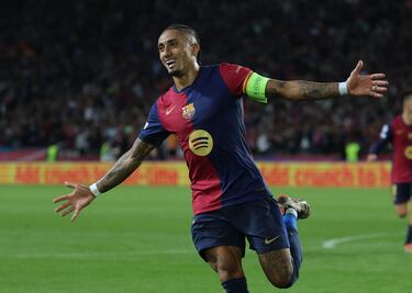 3-1. Raphinha celebra el tercer gol que marca en el minuto 45 de partido. Doblete del jugador brasileño.