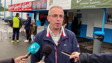 CORIA (CÁCERES), 16/11/2022.- El entrenador del Club Deportivo Coria, Alberto Urquía, este miércoles en declaraciones a los medios al saberse que se medirá a la Real Sociedad en la segunda ronda de la Copa del Rey. EFE/ Eduardo Palomo