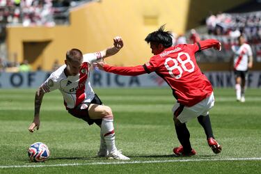 Franco Mastantuono regatea a Yoichi Naganuma duranta la primera mitad del partido.