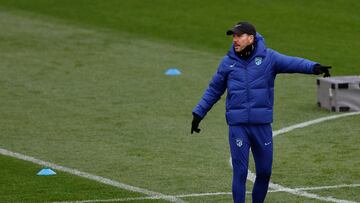 . MAJADAHONDA (MADRID), 21/12/2022.- El entrenador del Atlético de Madrid, el argentino Diego Simeone,, durante el entrenamiento del equipo este miércoles en la Ciudad Deportiva Wanda de Majadahonda. EFE/ Rodrigo Jimenez