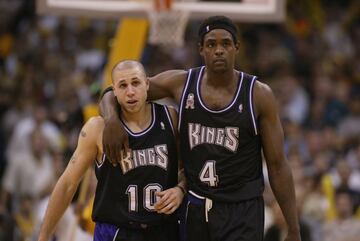 En aquel último partido de playoffs hasta hoy, en mayo de 2006, jugaron como titulares Mike Bibby, Bonzi Wells, Metta World Peace, Kenny Thomas y Brad Miller. Bibby era el último gran vínculo (además de Adelman) con el equipo que pudo ser campeón. El base jugaba con Doug Christie, Hedo Turkoglu, Chris Webber, Vlade Divac, Peja Stojakovic y compañía en el inolvidable equipo que en la temporada 2001-02 ganó 61 partidos, lideró el Pacífico, eliminó a Jazz y Mavericks por un 7-2 total y estuvo con un 3-2 a favor contra los Lakers, que ganaron los dos últimos partidos, el séptimo en Sacramento, de una serie increíble con un nivel extraordinario, finales angustiosos, mucha polémica arbitral… un clásico de la NBA moderna y la gran oportunidad perdida por los Kings.
