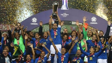 Brasil's women's national team players celebrate with the trophy after winning the women's Copa America final football match against Colombia at the La Portada stadium in La Serena, Chile on April 22, 2018.
Brazil and Chile qualified for the women World Cup France 2019 due to Chile's victory against Argentina. / AFP PHOTO / CLAUDIO REYES