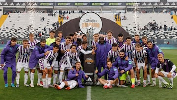 AMDEP9302. SANTIAGO (CHILE), 26/07/2025.- Jugadores de Valladolid posan junto al trofeo del Desafío Centenario Copa Jetour este sábado, al final de un partido amistoso entre Colo-Colo y Real Valladolid en el Estadio Monumental, en Santiago (Chile). EFE/ Elvis González