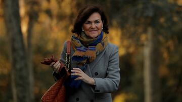 La vicepresidenta primera del gobierno de Pedro Sánchez camina por la calle.
