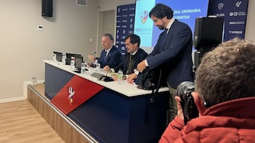Agustín Lasaosa, Ricardo Mur y Alfonso García, durante la Junta General Extraordinaria de Accionistas.