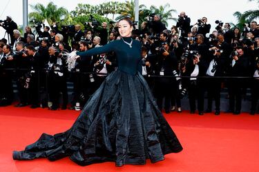 Gong Li posa para los fotógrafos a su llegada a la ceremonia de apertura del 76º festival internacional de cine de Cannes.