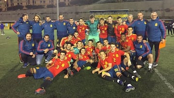 Los jugadores de la selección sub-18, con el título.