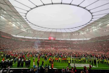 Los aficionados del Bayer Leverkusen invadieron en masa el césped del BayArena tas finalizar el encuentro y celebrar el primer título en la Bundesliga de su equipo.