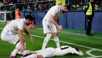 Asensio y Nacho corren a festejar el tercer gol del Real Madrid, obra de Ceballos (tumbado en la imagen).