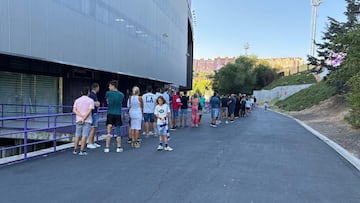 Colas en Zorrilla para hacer los abonos.