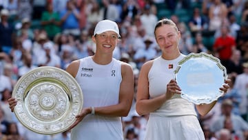 Iga Swiatek y Amanda Anisimova, con sus trofeos en la final de Wimbledon.