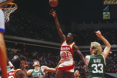 Uno de los jugadores más espectaculares de la historia. Máximo anotado en 1986, sus duelos en los concursos de mates, sobre todo con Jordan, son inolvidables. Su gran momento en los playoffs fueron los 47 puntos ante los Celtics de Larry Bird en… Semifinales de Conferencia. Nunca pasó esa barrera. De hecho, es el jugador que más veces ha ido al All Star (9) sin jugar una final de Conferencia.