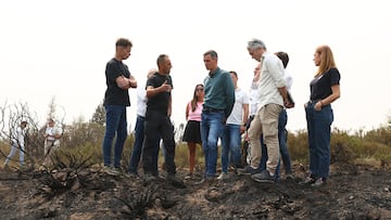 El presidente del Gobierno, Pedro Sánchez (c), y el ministro del Interior, Fernando Grande-Marlaska (2d), durante su visita a las zonas afectadas por los incendios forestales, a 17 de agosto de 2025, en Villablino, León, Castilla y León (España). Sánchez se ha desplazado a las zonas afectadas por los incendios forestales en Ourense y León, donde ha mantenido encuentros con los responsables de los dispositivos de emergencias y de coordinación.
17 AGOSTO 2025
Pool Moncloa/Fernando Calvo
17/08/2025