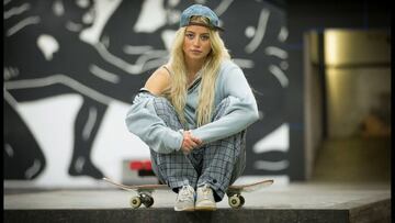 Victoria Taylor aka SkateMosss sentada sobre una tabla de skate en The Berrics, con gorra para atrás y el pelo rubio cayéndole por delante.