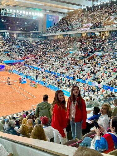 La Princesa Leonor y la Infanta Sofía acuden al partido de dobles de Rafa Nadal y Carlos Alacaraz contra Máximo González y Andrés Molteni en la primera ronda de dobles masculinos de tenis.
