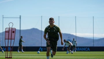 Carlos Domínguez, central del Celta, durante un entrenamiento de pretemporada en Afouteza.