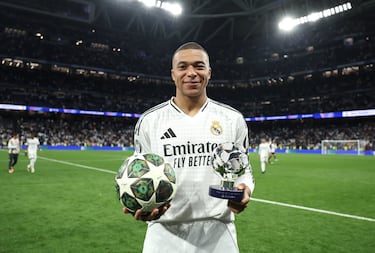 Kylian Mbappé con el balón de su hat trick y el trofeo MVP del partido tras finalizar el encuentro.