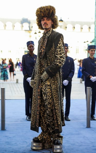 El artista visual Lyas a su llegada a la alfombra azul. 