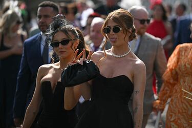 Ambiente durante el 'Ladies Day' del Grand National Festival, la carrera ecuestre más importante de las que se celebran en el Reino Unido, en el Circuito de Aintree, Liverpool.