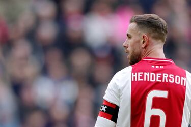 En enero de 2025, Henderson fue despojado de la capitanía del Ajax después de que, públicamente, amenazara con no volver a jugar para el conjunto amsterdamés si no lo vendían al Mónaco. El entrenador del Ajax entonces, Francesco Farioli, en busca de coherencia y lealtad, optó por quitarle el brazalete ante la fractura de esa confianza simbólica. Finalmente, pocas semanas después, tras confirmarse su continuidad en el club neerlandés, recuperaría la confianza de Farioli y volvería a lucir el brazalete del Ajax.