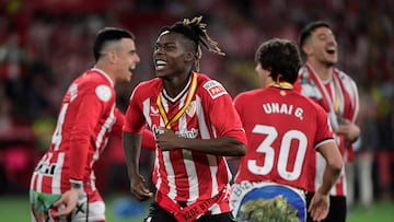 Athletic Bilbao's Spanish forward #11 Nico Williams celebrates victory with teammates at the end of the Spanish Copa del Rey (King's Cup) final football match between Athletic Club Bilbao and RCD Mallorca at La Cartuja stadium in Seville on April 6, 2024. (Photo by CRISTINA QUICLER / AFP)