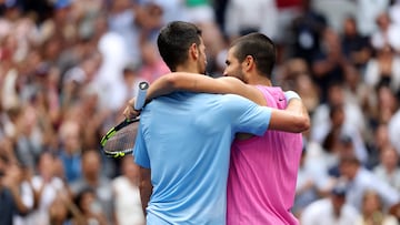 Novak Djokovic y Carlos Alcaraz se abrazan tras el partido en el US Open.